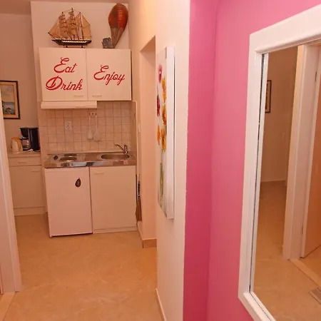 アパート Marinesa フヴァル