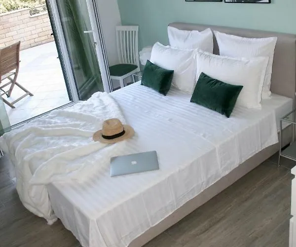 Marinesa Apartment *